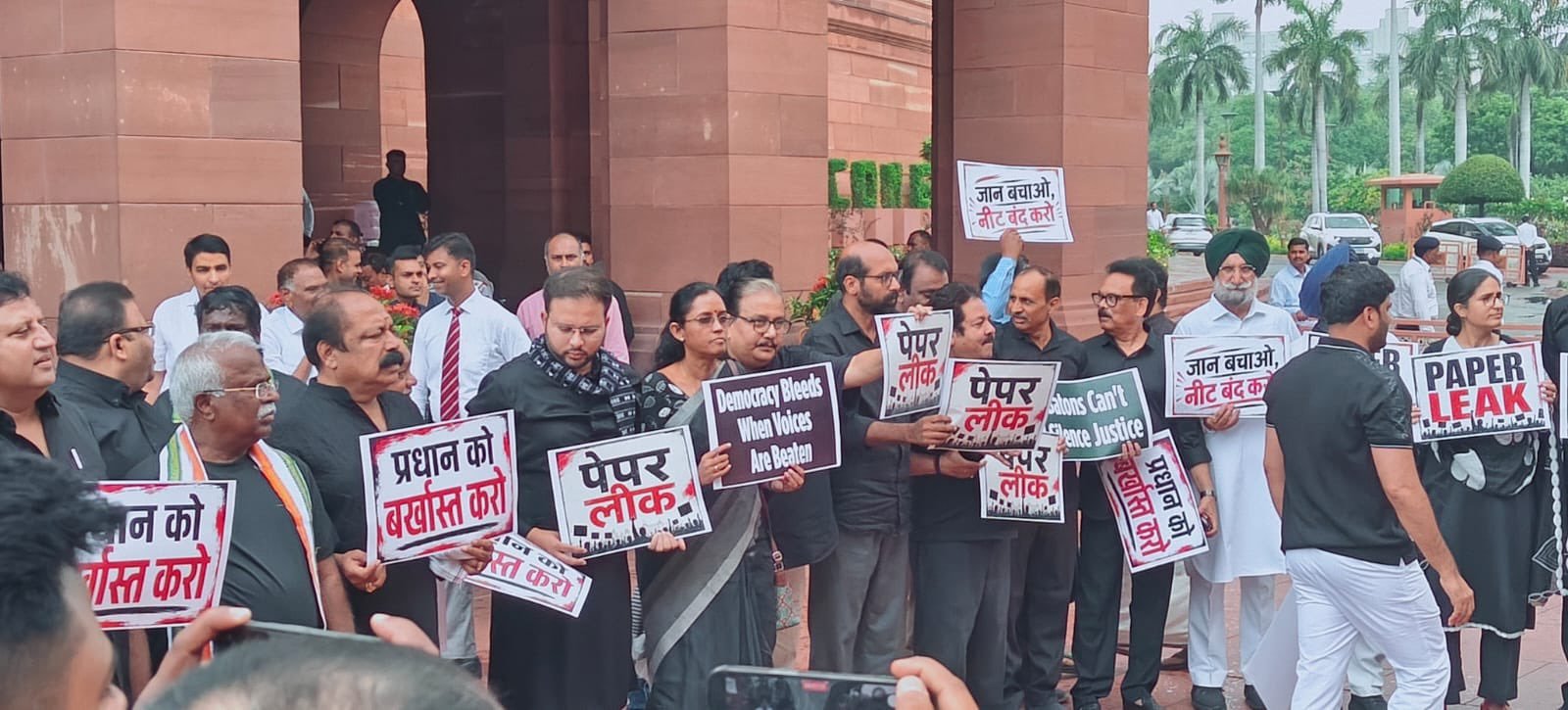 काले कपड़ों में विपक्ष का शक्ति प्रदर्शन, संसद में राहुल-प्रियंका-अखिलेश की अगुवाई