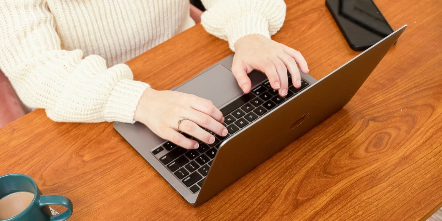 Laptop की बैटरी कितने घंटे चलना है नॉर्मल? 5 घंटे, 8 घंटे या 12 घंटे... जानें सही बैटरी बैकअप का पूरा हिसाब