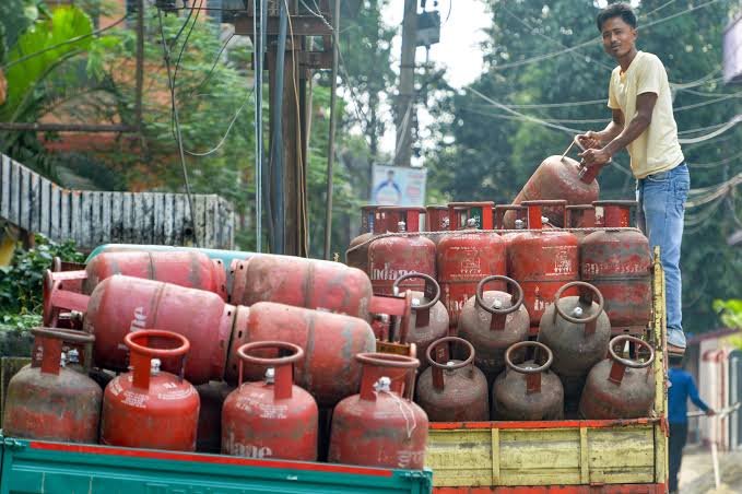 LPG Price: बांग्लादेश में 252 टका महंगा हुआ गैस सिलेंडर, भारत के मुकाबले कितनी है कीमत? जानें पाकिस्तान का हाल